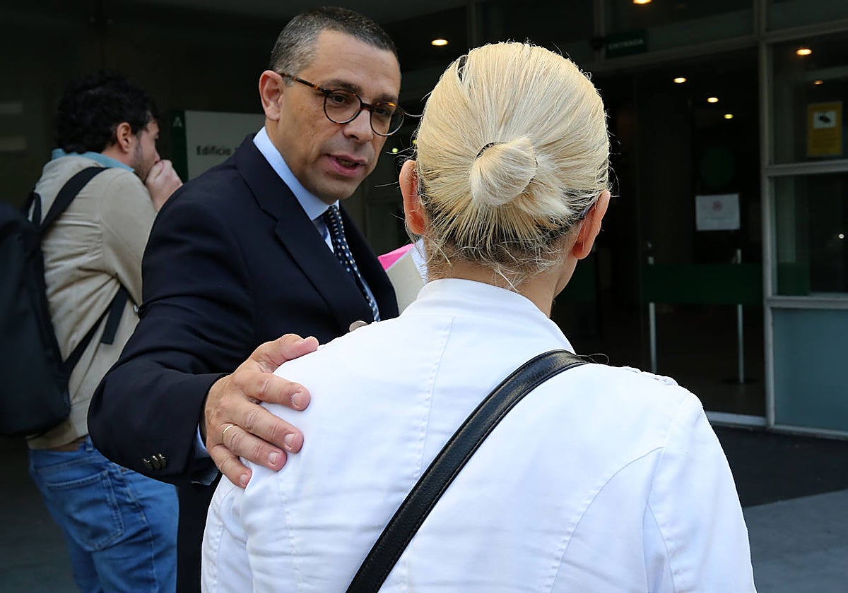 La exmujer de Candi, antes Cándido, con su abogado