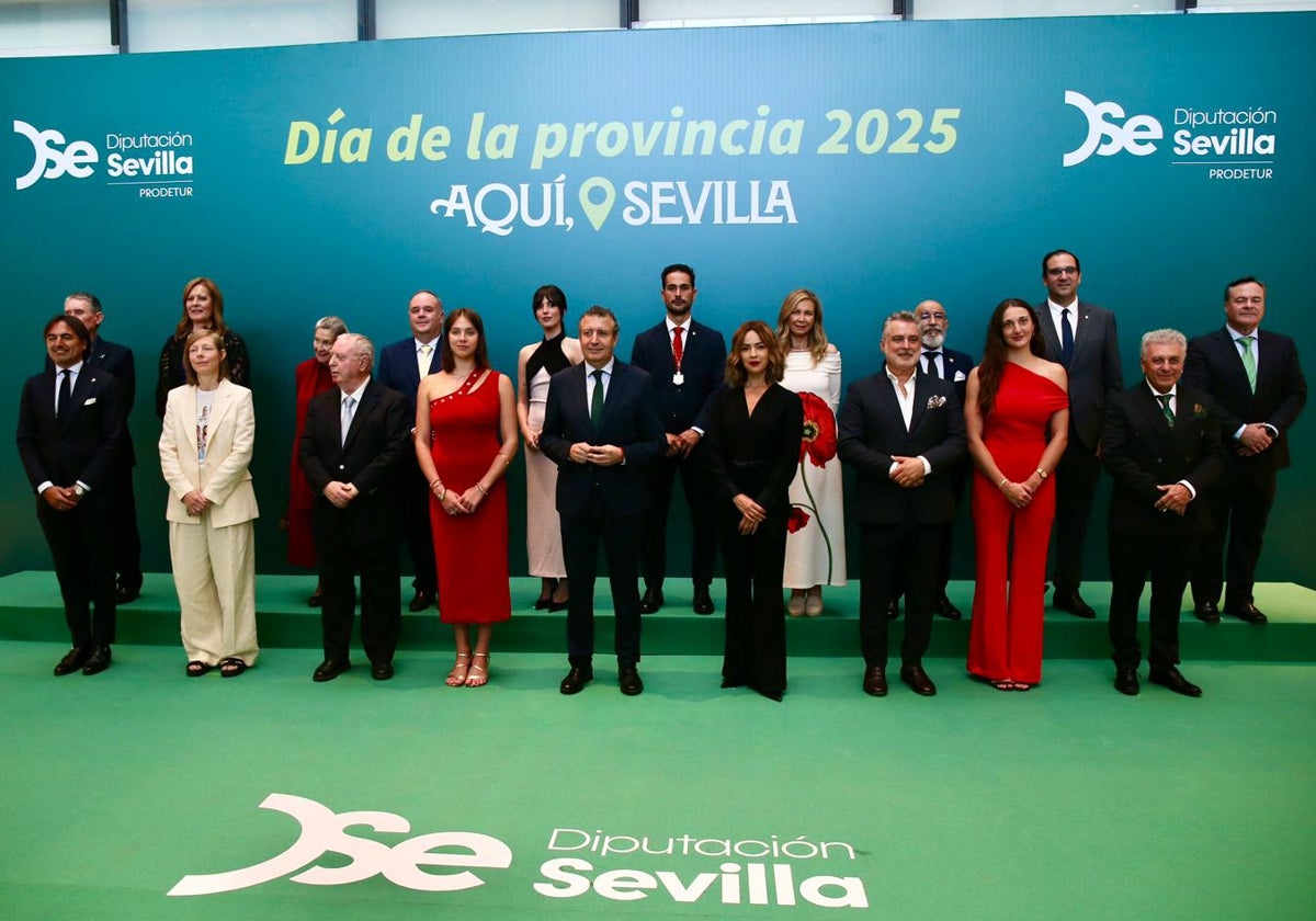 El presidente de la Diputación, Javier Fernández, junto a los condecorados con las Medallas de la Provincia