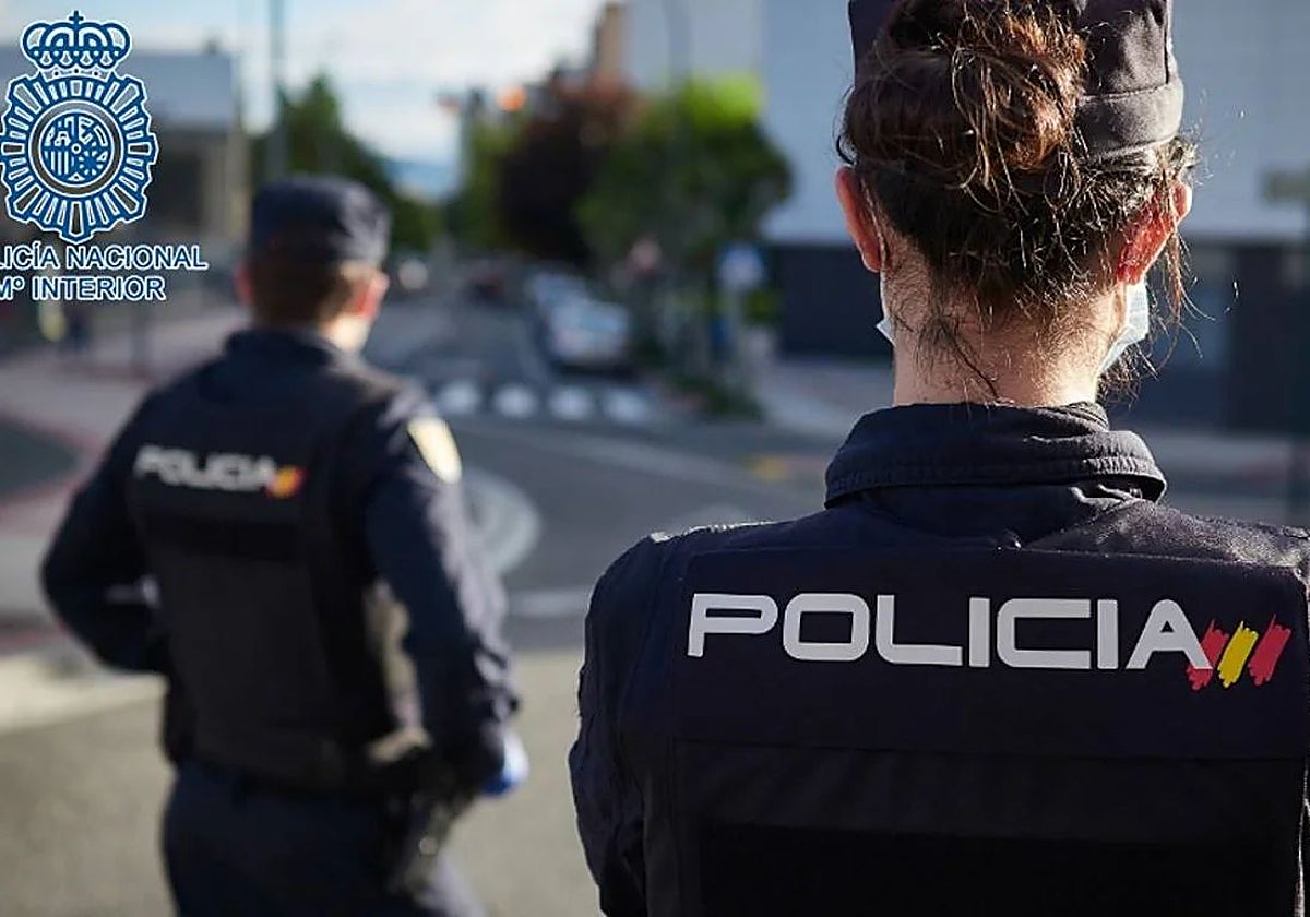 Dos agentes de la Policía Nacional, en una imagen de archivo