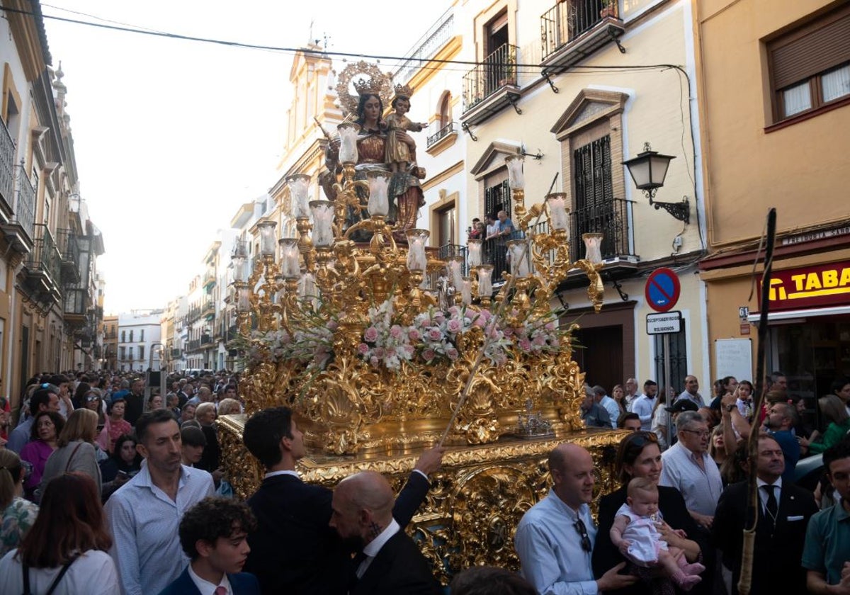 María Auxiliadora de Triana por la calle Pureza