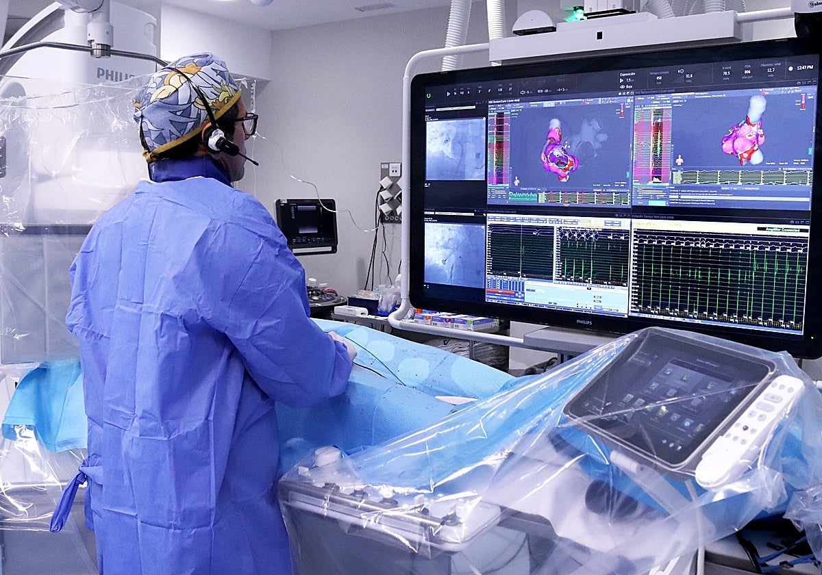 Uno de los especialistas de la Unidad de Arritmias del Virgen Macarena de Sevilla