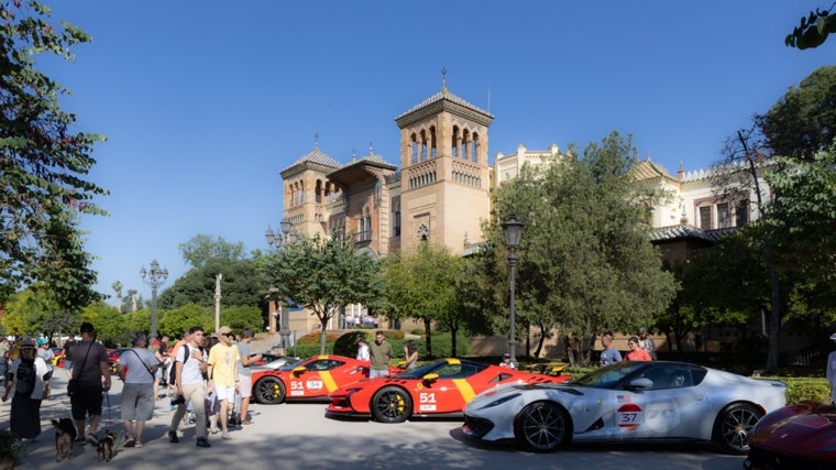 Algunos Ferrari junto al Museo de Artes y Costumbres Populares
