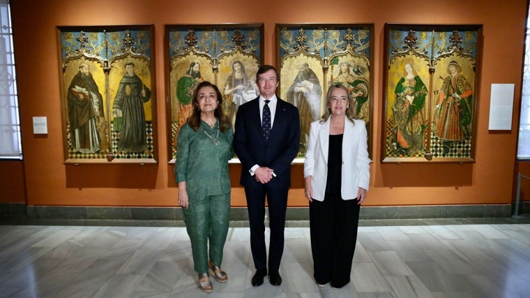 Valme Muñoz, Pedro de Borbón y dos Sicilias y Macarena O'Neill, ante las pinturas góticas donadas al Museo de Bellas Artes de Sevilla
