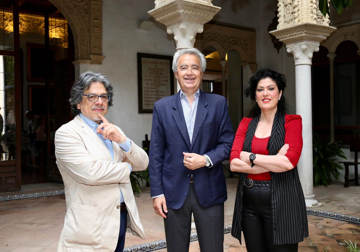 Fernando Iwasaki, Pablo Gutiérrez-Alviz y Eva Díaz Pérez, antes de su intervención en la Academia de Buenas Letras