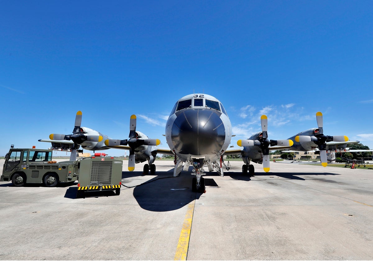Un avión norteamericano respostando en la base aérea de Morón