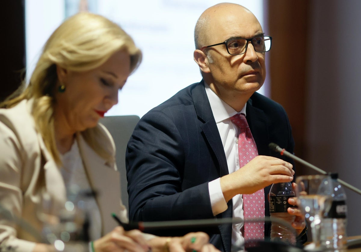 El presidente de Airbus España, Francisco J. Sánchez, junto a la consejera de Economía y Hacienda, Carolina España