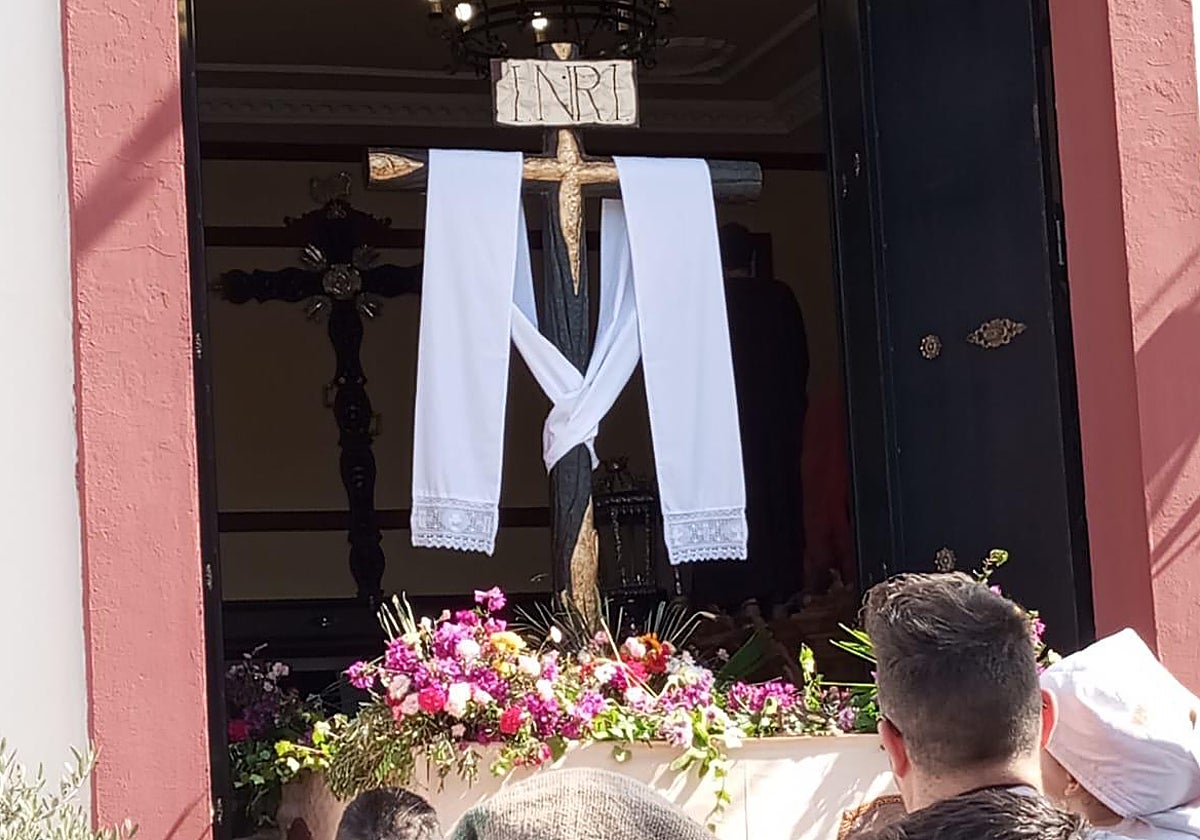 Cruz de Mayo de la hermandad de la Sagrada Cena de Dos Hermanas que ha suspendido la salida por la alerta naranja