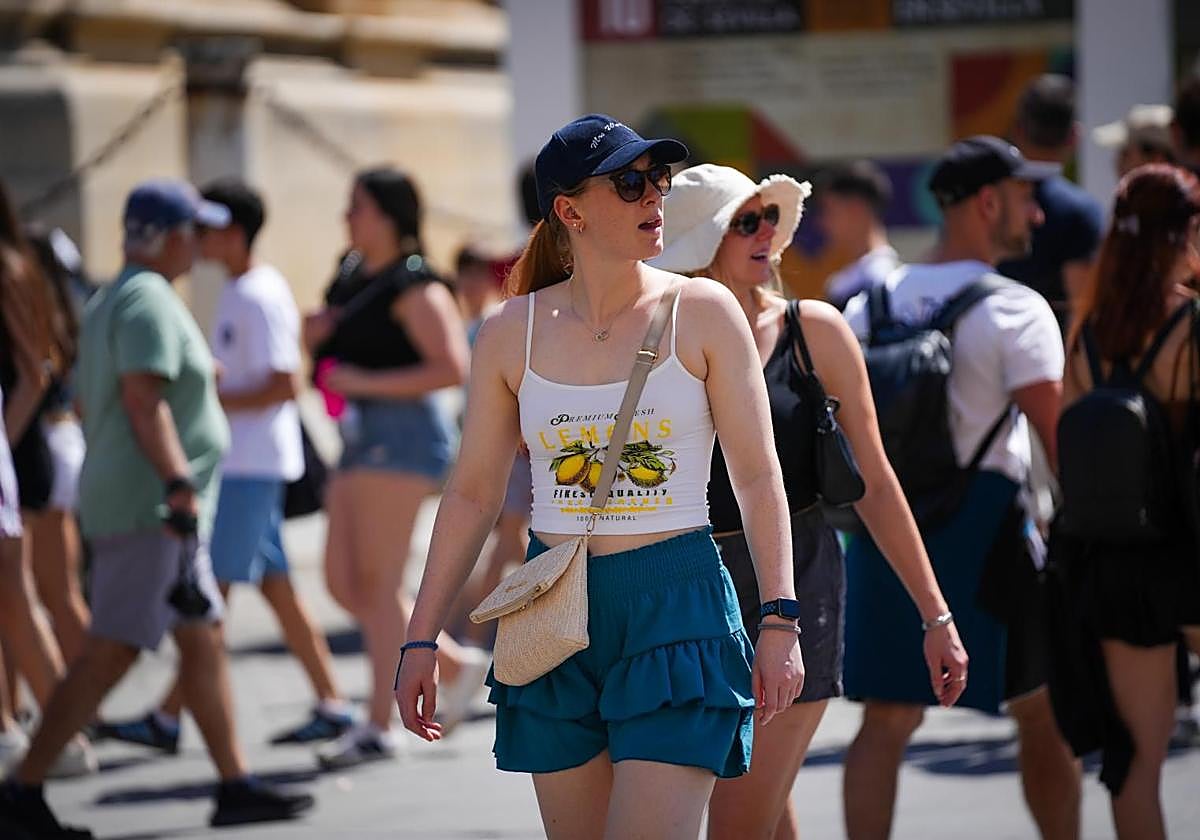 Turistas en Sevilla sufren las altas temperaturas