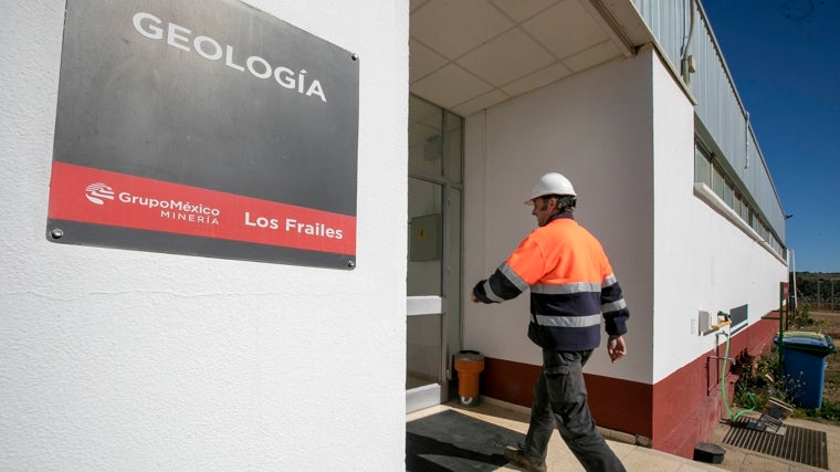 Un trabajador en las instalaciones de Minera Los Frailes