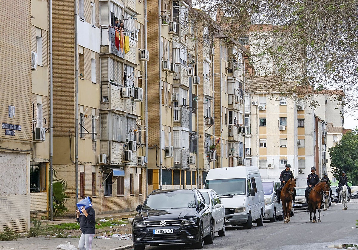 Una calle del barrio de las Tres Mil viviendas de Sevilla