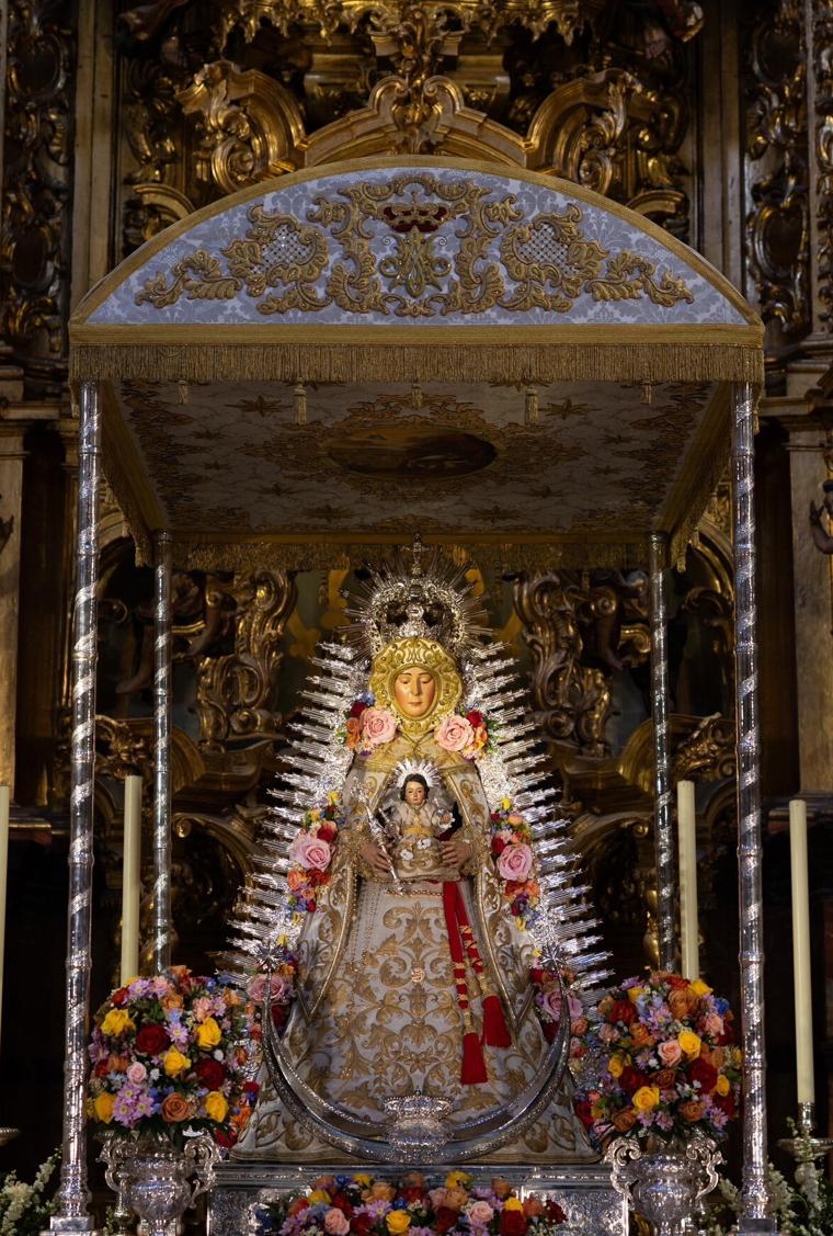 La Virgen del Rocío del Salvador bajo la tumbilla de la Virgen de las Aguas