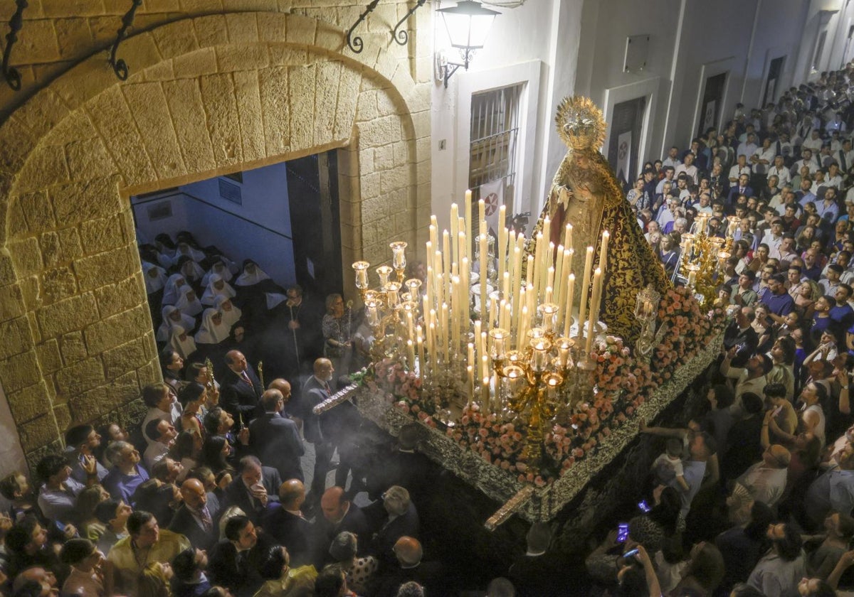 La Amargura ante el convento de las Hermanas de la Cruz