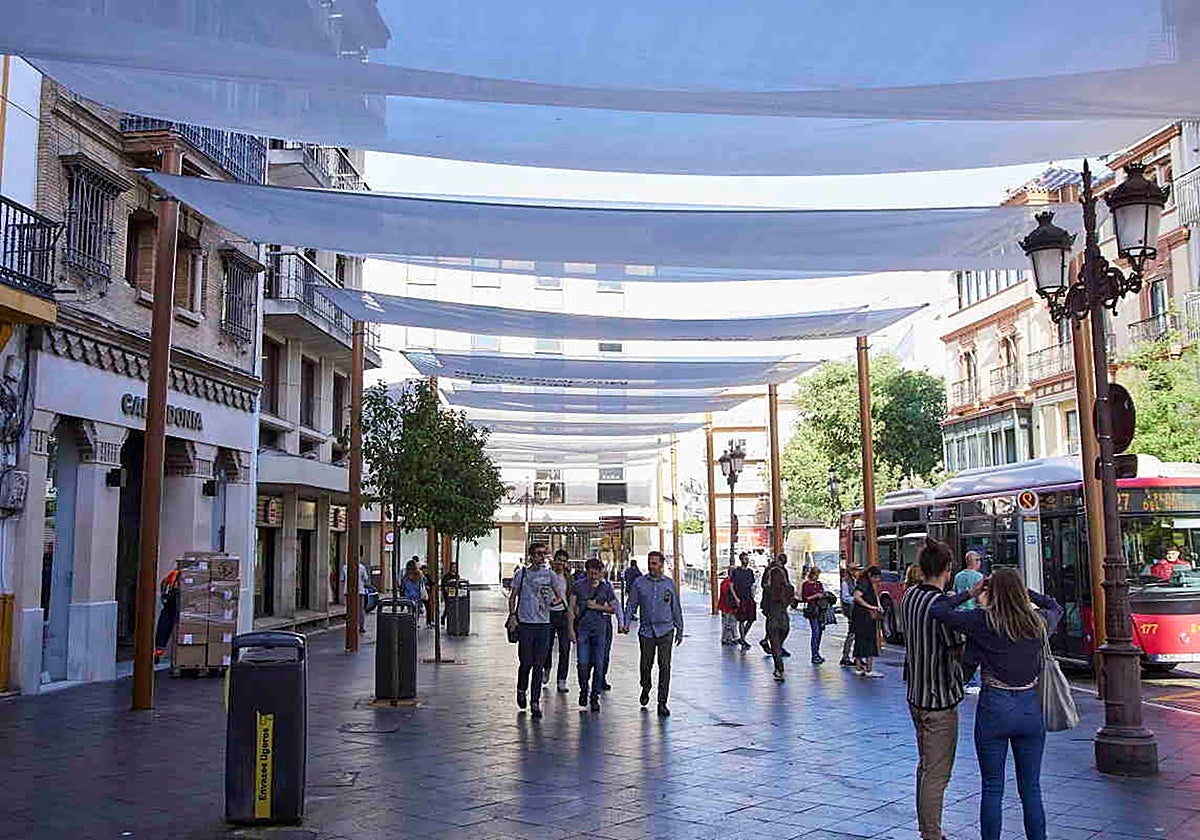 La Campana, con los toldos que suelen instalarse en verano en el centro de Sevilla