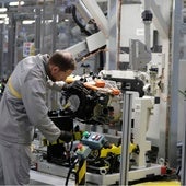 Un trabajador de una fábrica de automoción andaluza en una jornada laboral