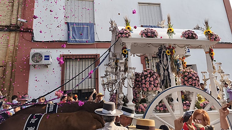 Más pétalos para el simpecado de Benacazón