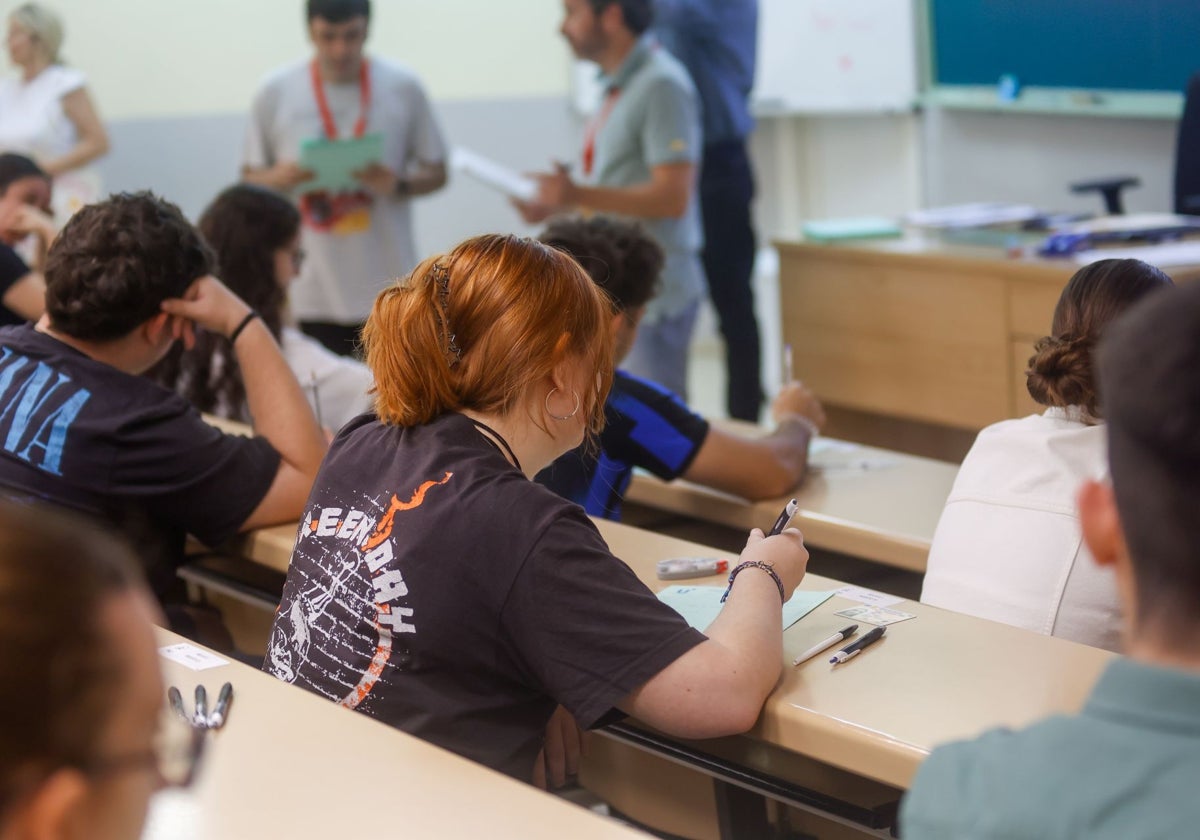 Alumnos preparados para hacer un examen de Selectividad