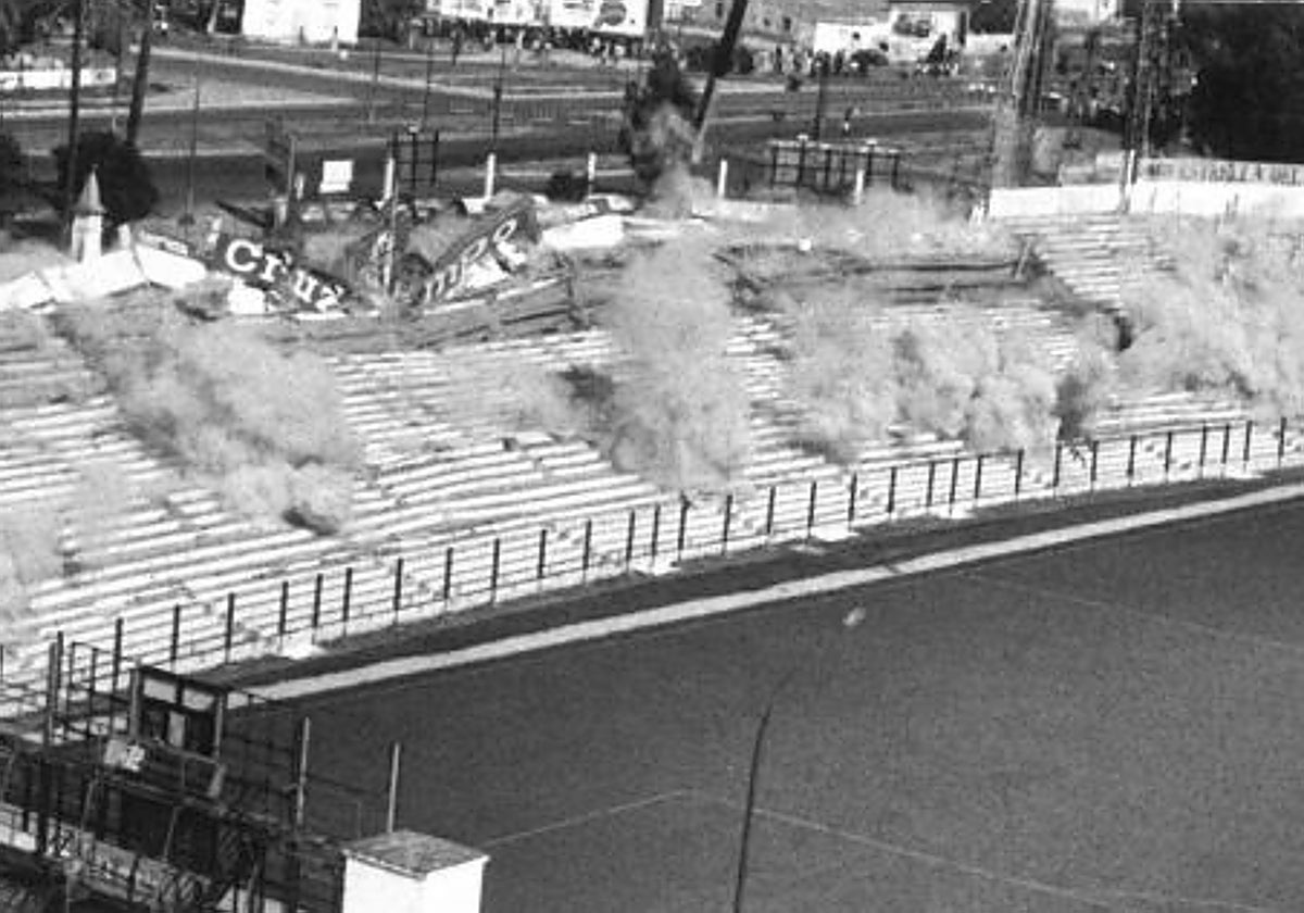 Imagen de la voladura controlada de las gradas del estadio en 1980 para la remodelación del Mundial 82