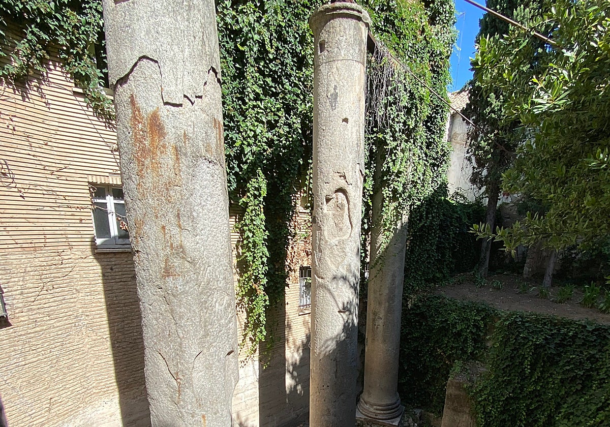 Columnas adrianeas de la calle Mármoles, identificadas tradicionalmente con el Templo de Hércules en Sevilla