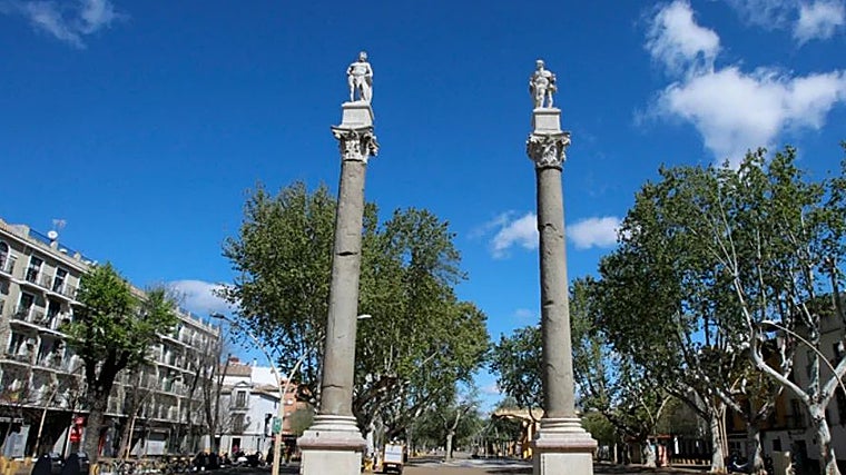 Alameda de Hércules con las columnas traídas de c/ Mármoles en 1574 y las esculturas de Hércules y Julio César que recuerdan a los fundadores de Sevilla