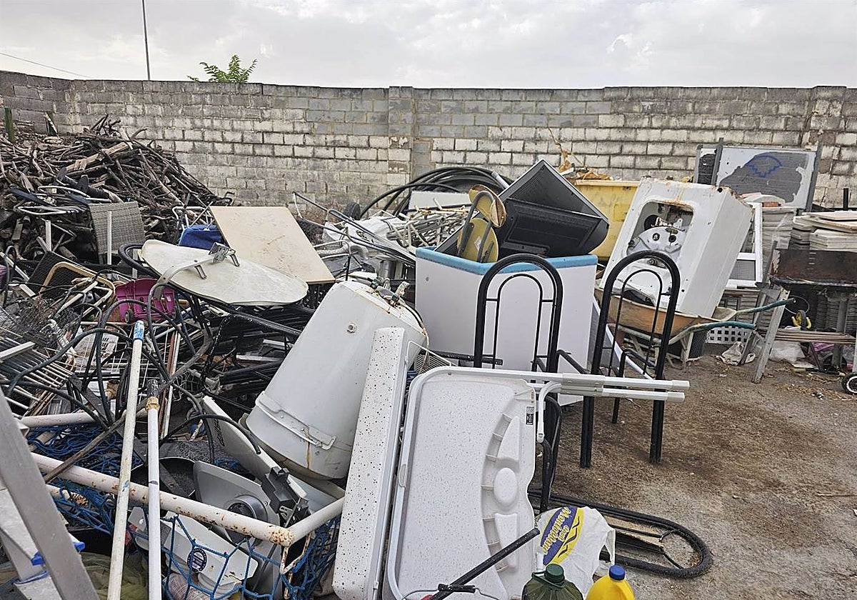 Chatarra almacenada en Montellano