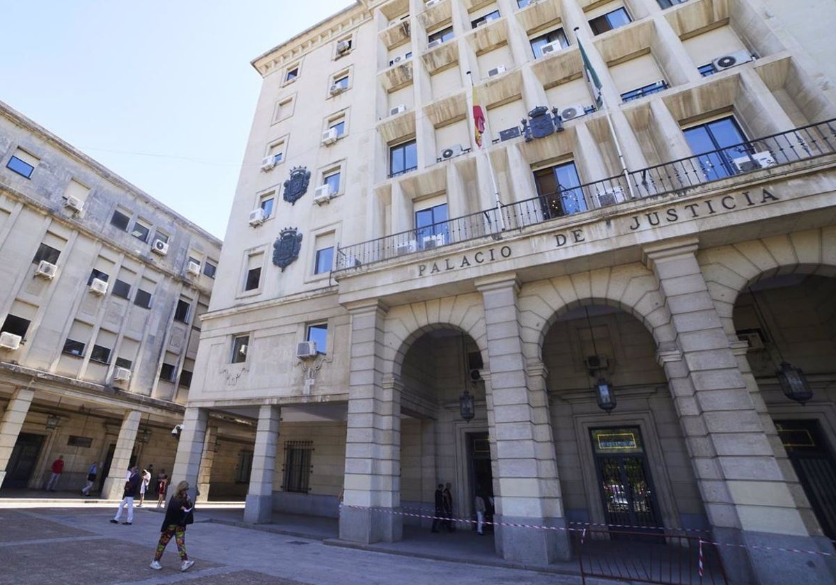 Detalle de la fachada principal de la Audiencia Provincial de Sevilla