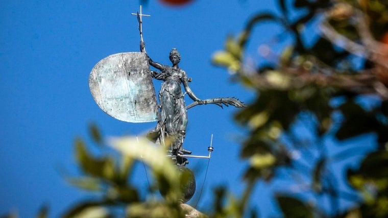 La Catedral blinda los miradores de la Giralda con 'rejas invisibles'