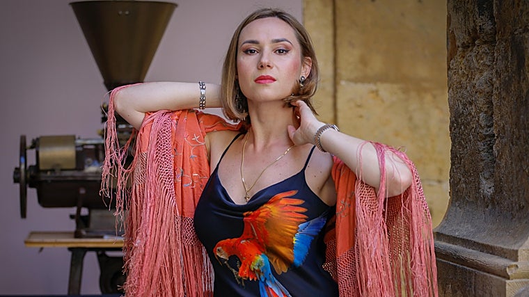 En el patio de la Universidad ante una de las antiguas maquinas de la fábrica de Tabacos.