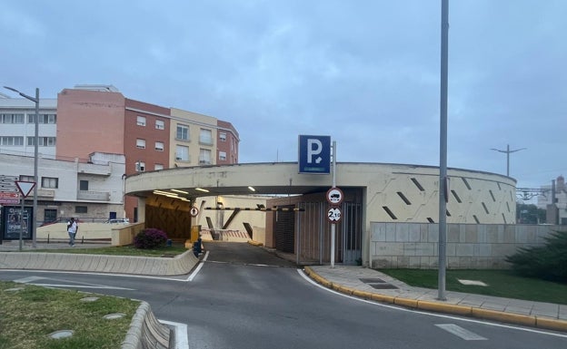 Entrada al aparcamiento de la plaza del Arenal, uno de los dos subterráneos y de pago