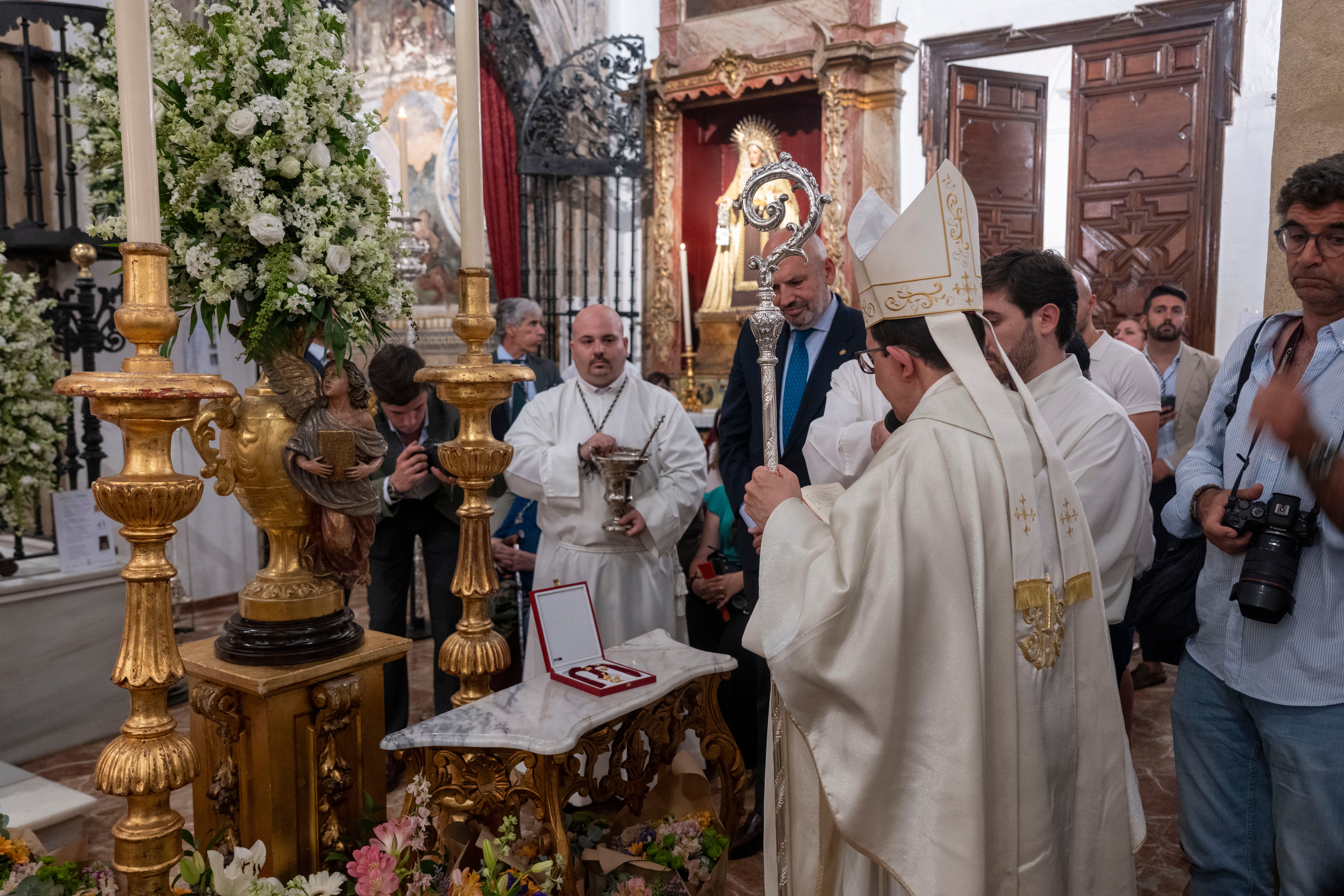 Imposición y bendición de la medalla de la ciudad a la Virgen del Rocío