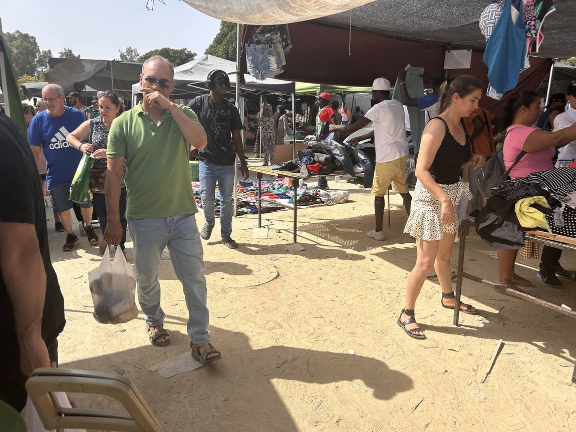 El mercadillo de los domingos en Su Eminencia es un ejemplo de venta ilegal y sin control en la zona