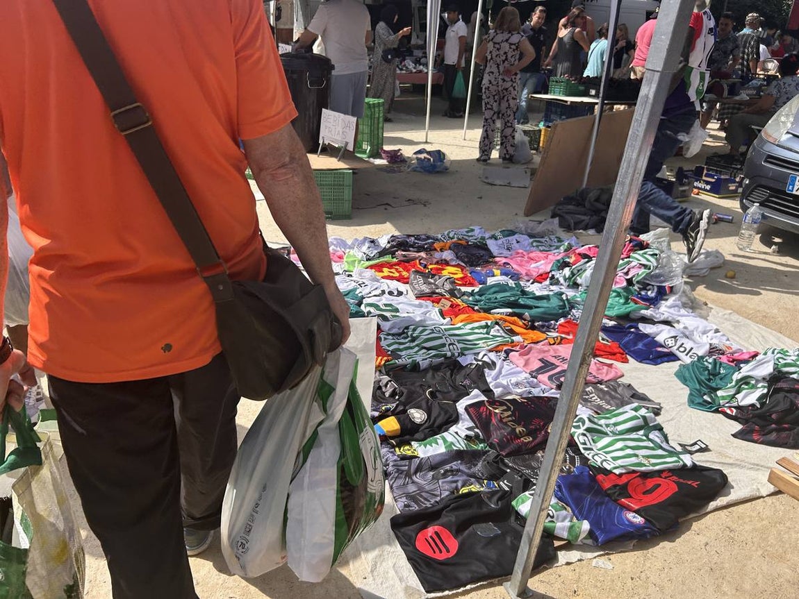 El mercadillo de los domingos en Su Eminencia es un ejemplo de venta ilegal y sin control en la zona