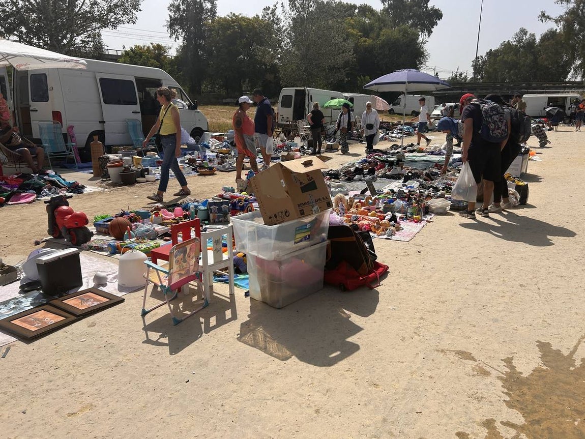 El mercadillo de los domingos en Su Eminencia es un ejemplo de venta ilegal y sin control en la zona
