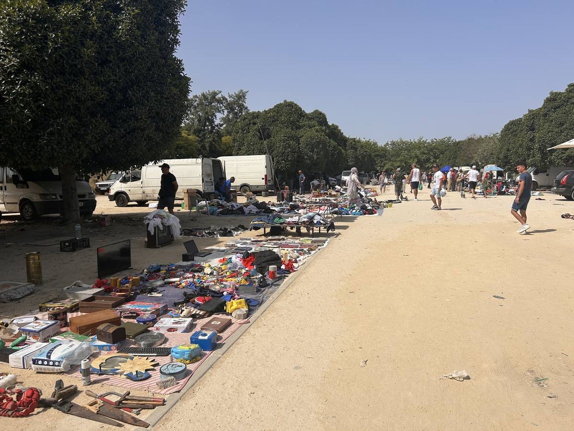 El mercadillo de los domingos en Su Eminencia es un ejemplo de venta ilegal y sin control en la zona