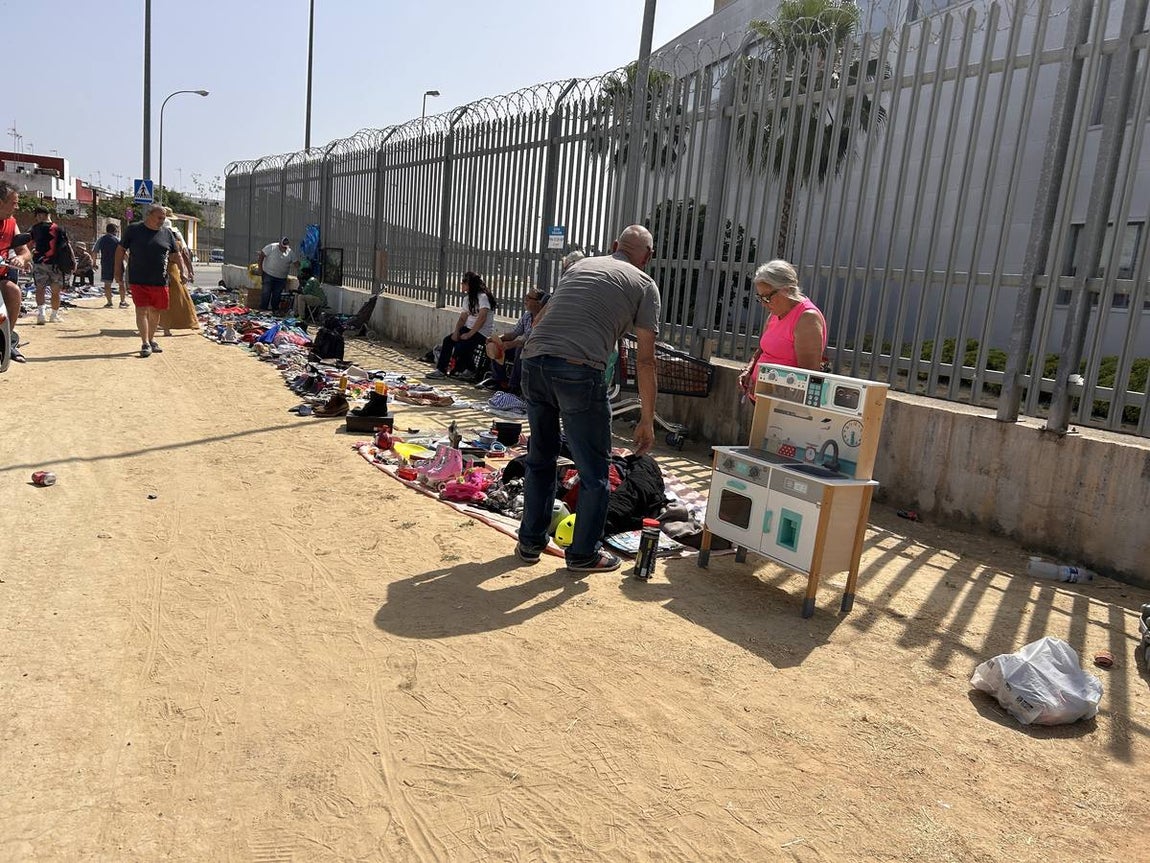 El mercadillo de los domingos en Su Eminencia es un ejemplo de venta ilegal y sin control en la zona