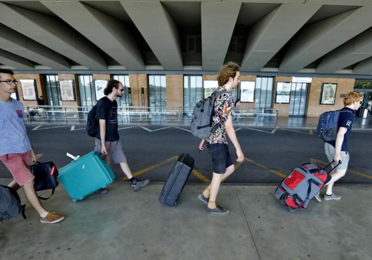 Un grupo de jóvenes viajan desde la estación sevillana de Santa Justa