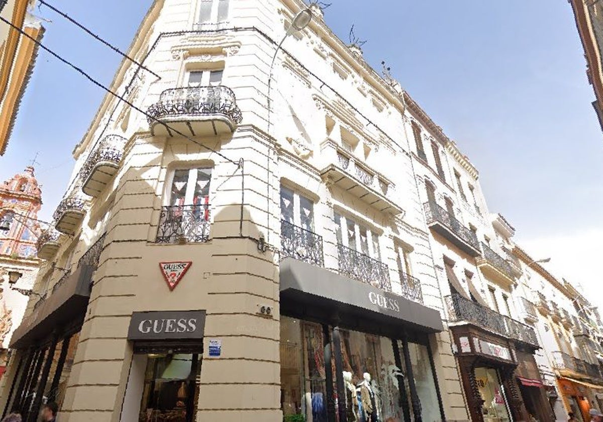 El edificio de los nuevos apartamentos turísticos estña situado en el número 60 de la calle Sierpes