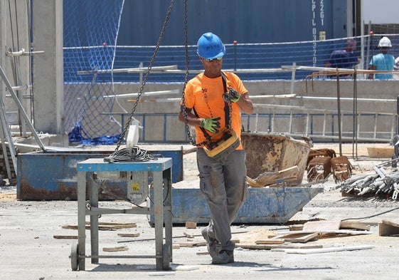Un trabajador de la construcción, uno de los sectores con menor remuneración