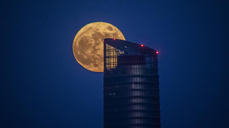 Imagen de archivo de la luna de fresa del año 2021