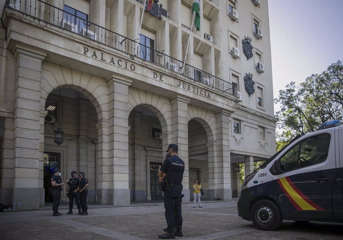 Imagen de archivo de la fachada principal de la Audiencia de Sevilla