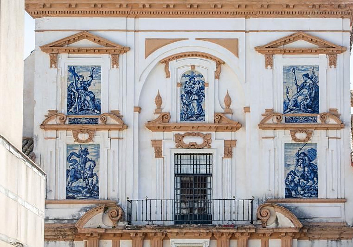 Parte superior de la fachada de la iglesia de San Jorge del Hospital de la Caridad