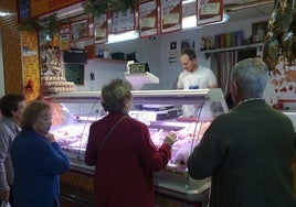 Cierra el Mercado de Nervión tras 70 años de historia: «La gente va deprisa y ya no compra con tranquilidad»
