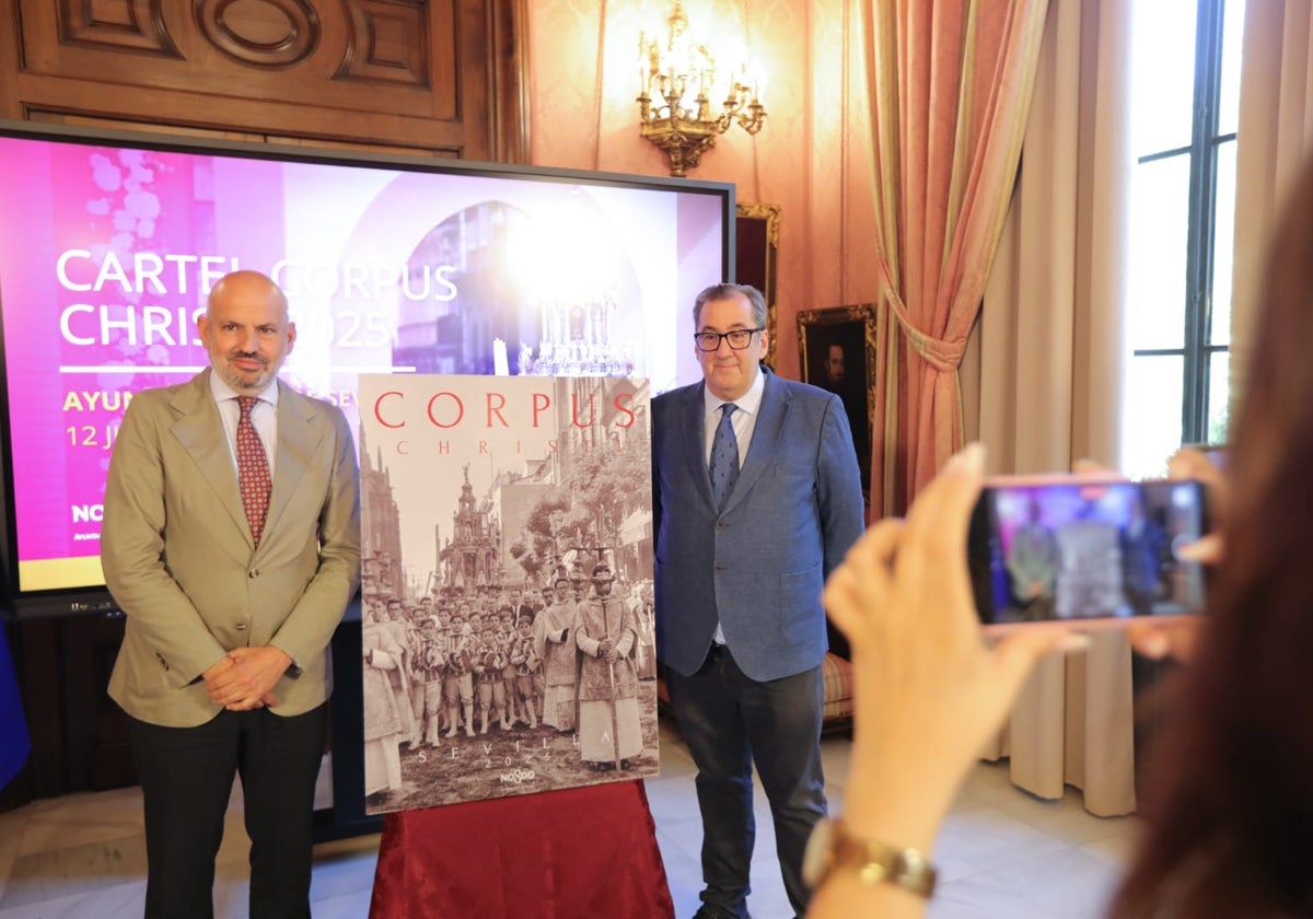 Manuel Alés junto al fotógrafo Juan Manuel Serrano, nieto del autor de la fotografía
