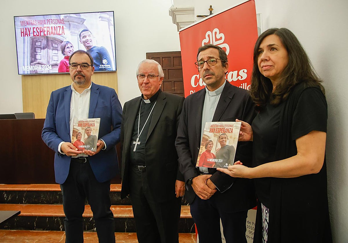 De izquierda a derecha, Miguel Ángel Carbajo, presidente de Cáritas; José Ángel Saiz Meneses, arzobispo de Sevilla; Salvador Diánez, vicario episcopal y Victoria Martín, secretaria de Cáritas Diocesana
