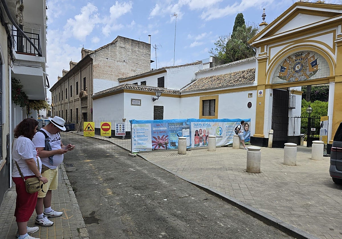 Las obras de Emasesa en el entorno de Santa Ángela de la Cruz ya han alcanzado el Palacio de las Dueñas