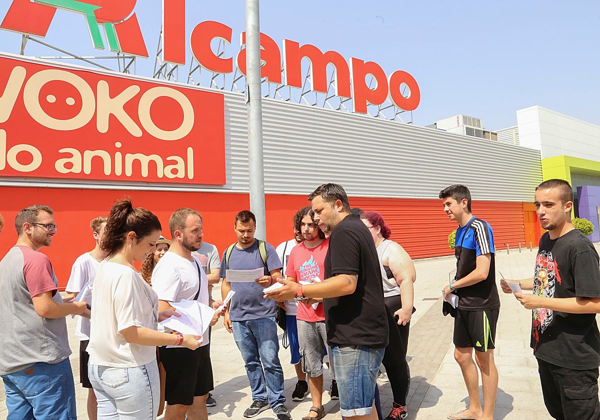 Fachada del supermercado Alcampo de Alcosa que es el más afectado por el ERE en Andalucía