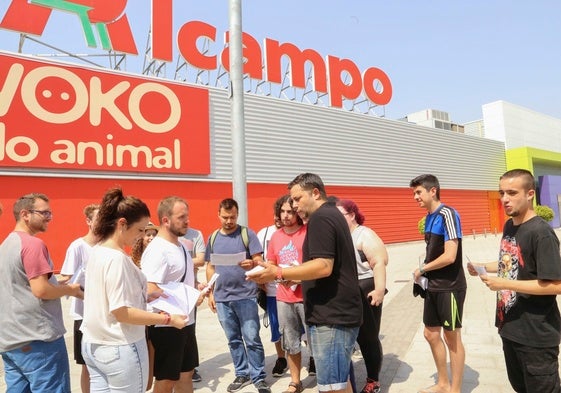 Fachada del supermercado Alcampo de Alcosa que es el más afectado por el ERE en Andalucía