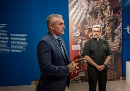 Exposición sobre el altar de plata de la Catedral en la Fundación Cajasol