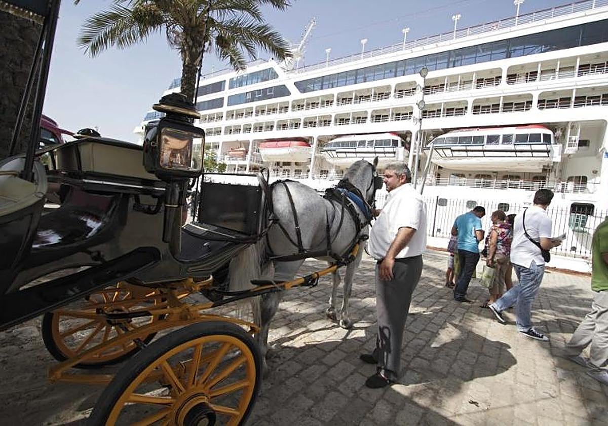 Un coche de caballos en la terminal de cruceros en una imagen de archivo