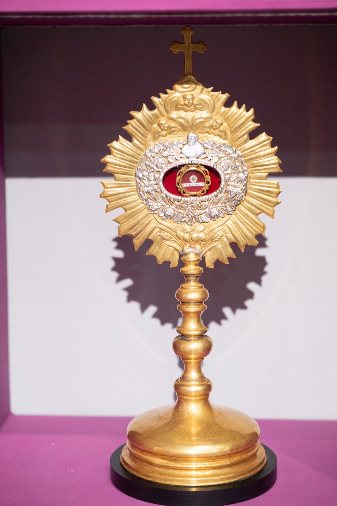 Exposición de la Pastora de Santa Marina en el Mercantil