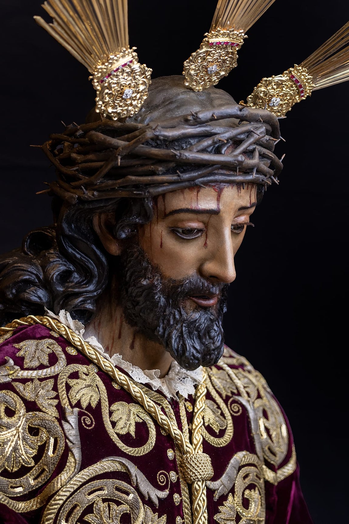 En Imágenes: El Señor de la Sentencia de la Macarena vuelve al culto tras su intervención